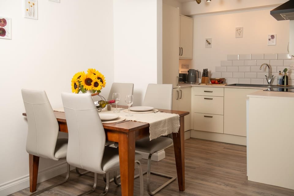 Dining area, kitchen