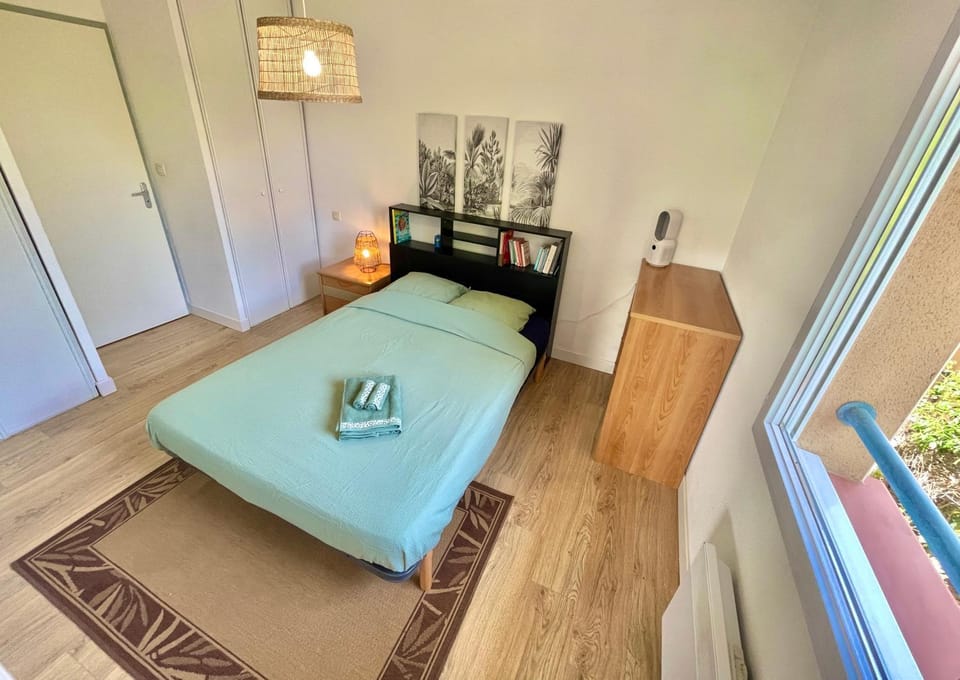 Bed, Photo of the whole room, Bedroom, towels