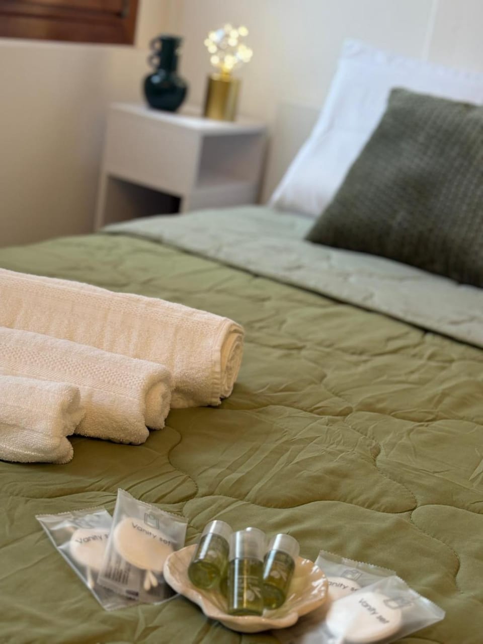 Bed, Photo of the whole room, Bedroom, towels