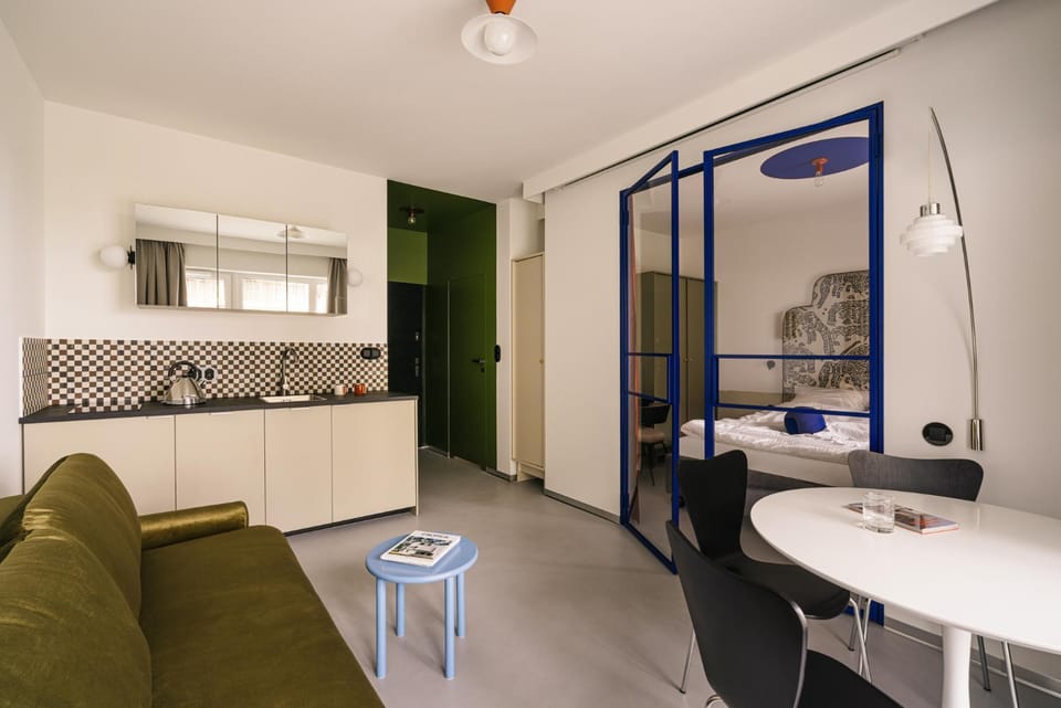 Kitchen or kitchenette, Living room, Seating area, Dining area, stove