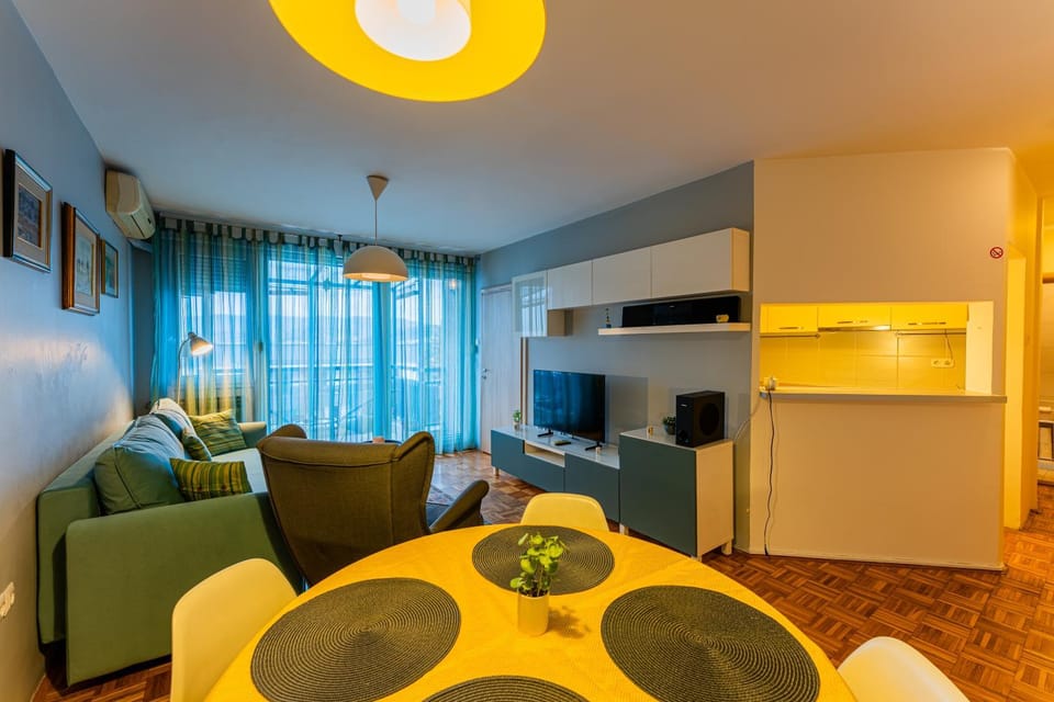 Communal lounge/ TV room, TV and multimedia, Kitchen or kitchenette, Living room, Seating area, Dining area, Family, heating, air conditioner