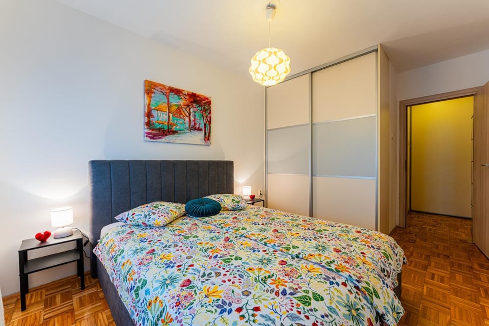 Bed, Bedroom, Location, heating, internet, wardrobe