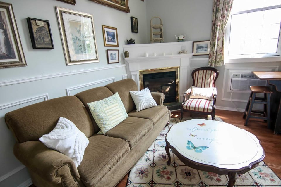 The Jypsy Inn - The Royal Suite Bracebridge Inn in Bracebridge