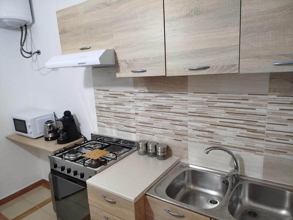 Coffee/tea facilities, Kitchen or kitchenette, microwave, stove