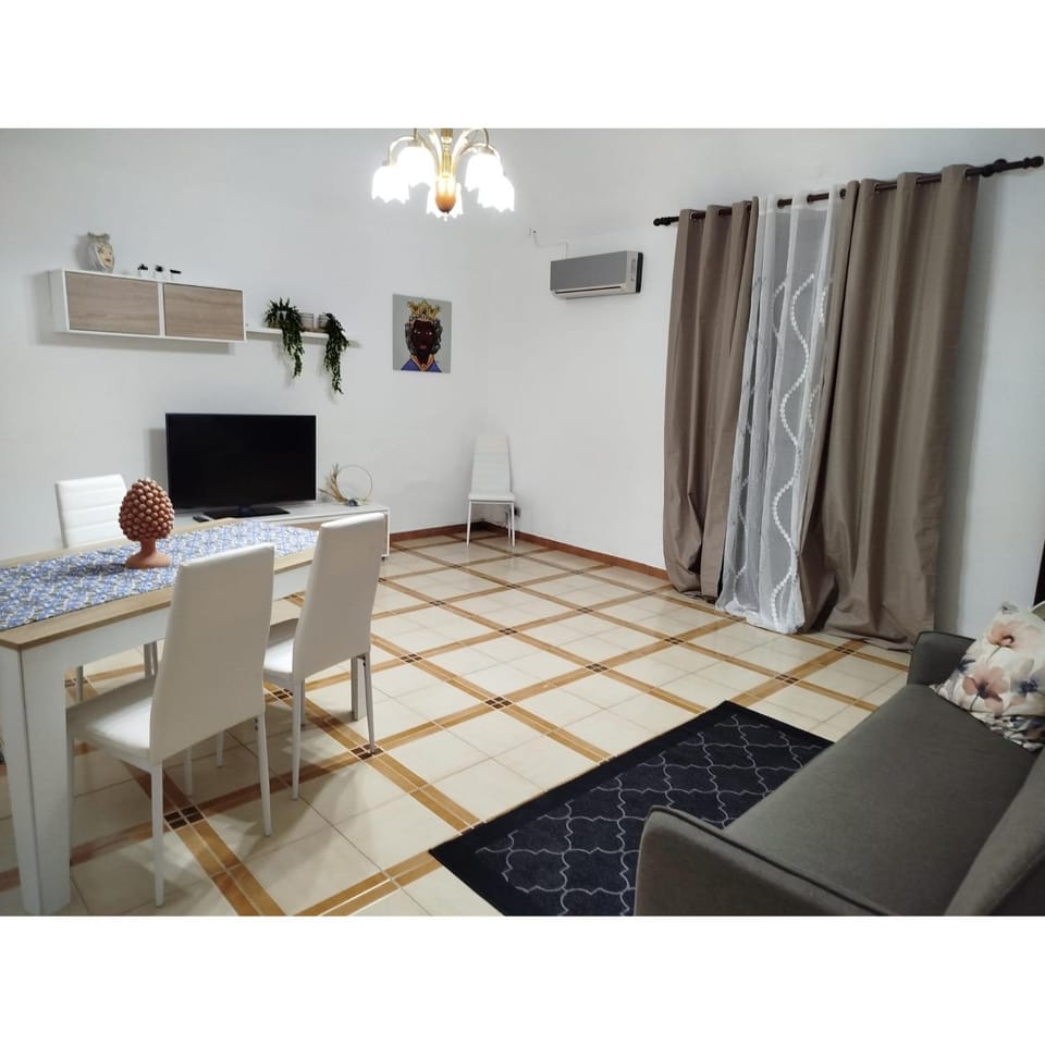 Restaurant/places to eat, TV and multimedia, Living room, Seating area, Dining area, Breakfast
