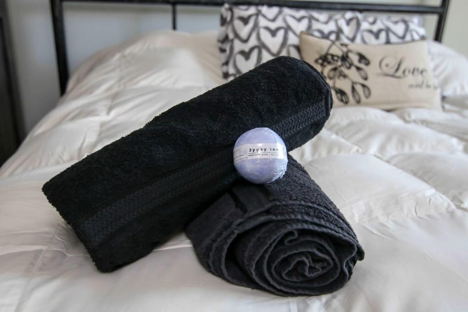 The Jypsy Inn - Tuxedo Room Muskoka Apartment in Bracebridge
