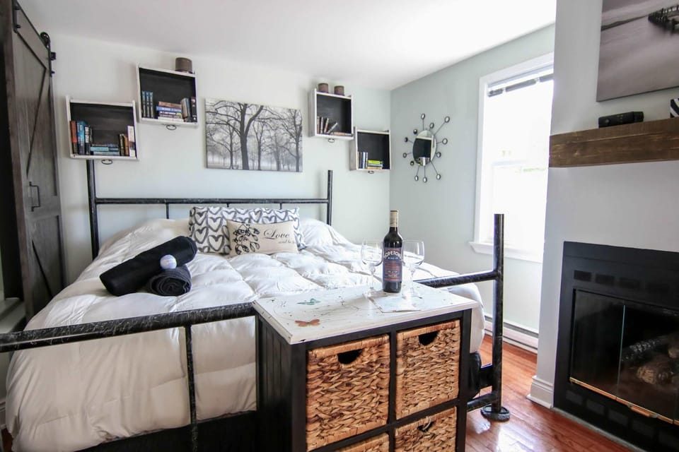 The Jypsy Inn - Tuxedo Room Muskoka Apartment in Bracebridge