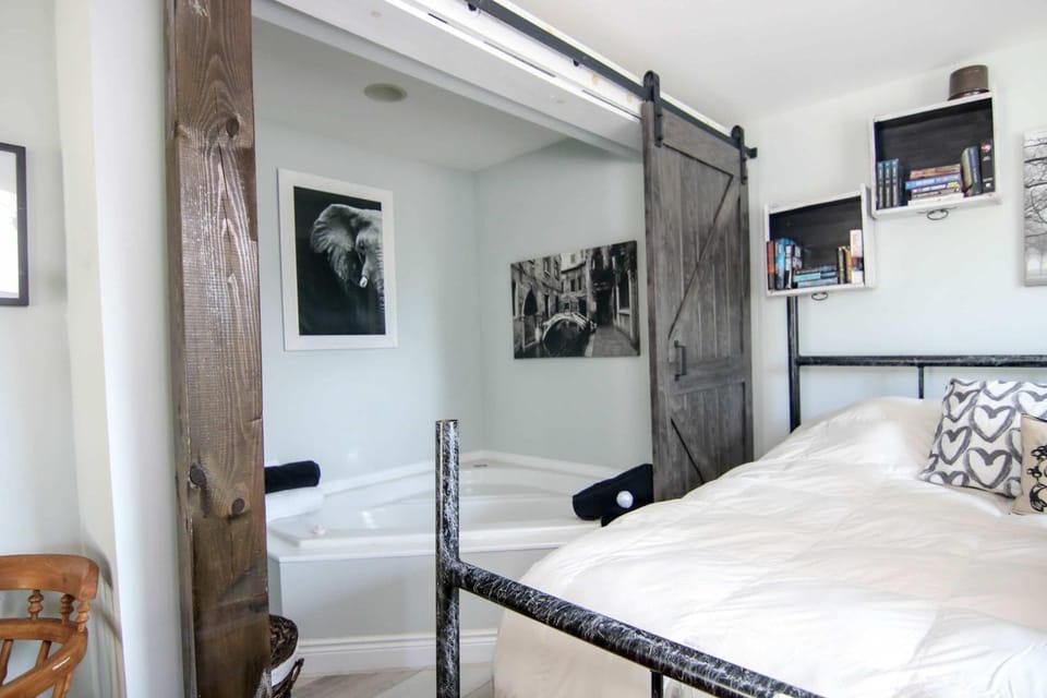 The Jypsy Inn - Tuxedo Room Muskoka Apartment in Bracebridge