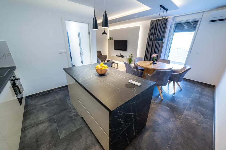 Kitchen or kitchenette, Dining area, minibar, oven, pet friendly, stove