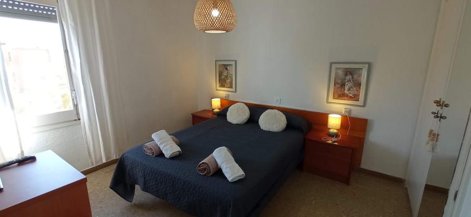 Photo of the whole room, Bedroom, towels