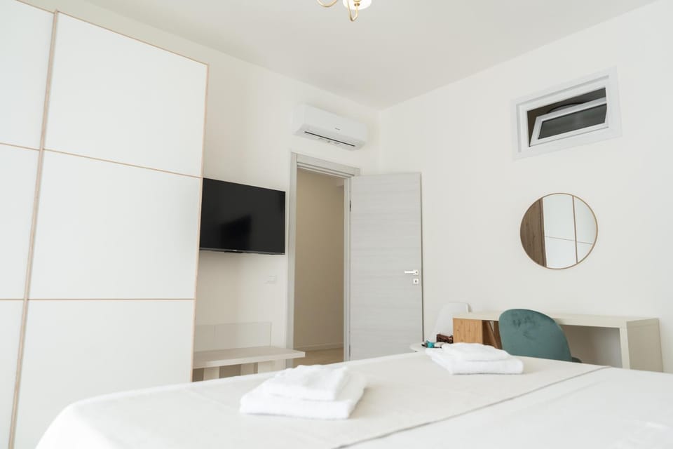 TV and multimedia, Photo of the whole room, Bedroom, wardrobe, air conditioner
