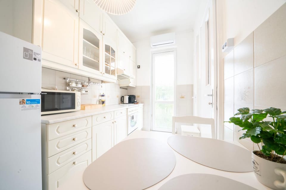 Kitchen or kitchenette, Dining area, stove