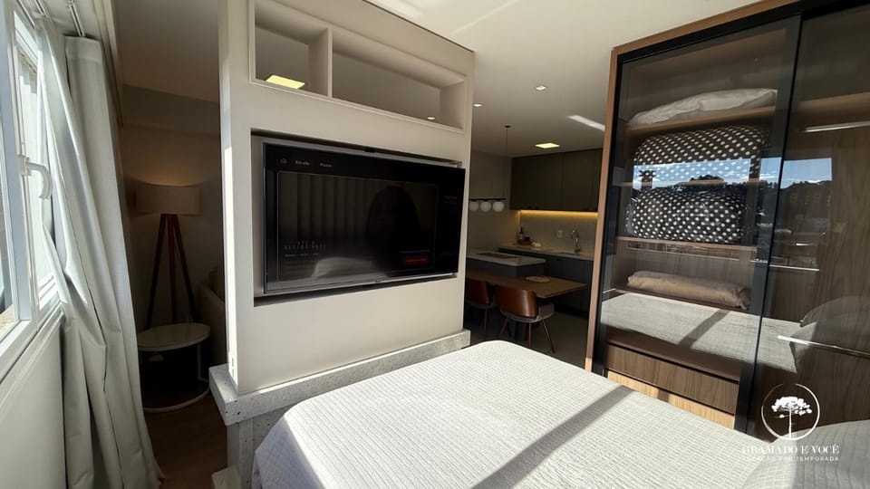 Bed, TV and multimedia, View (from property/room), Photo of the whole room, Bedroom