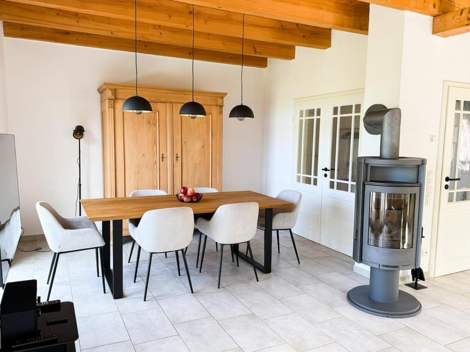 Dining area, fireplace