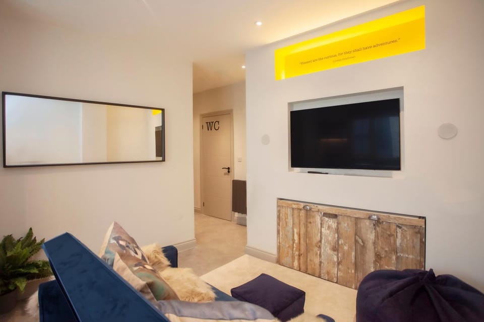 TV and multimedia, Living room, Evening entertainment