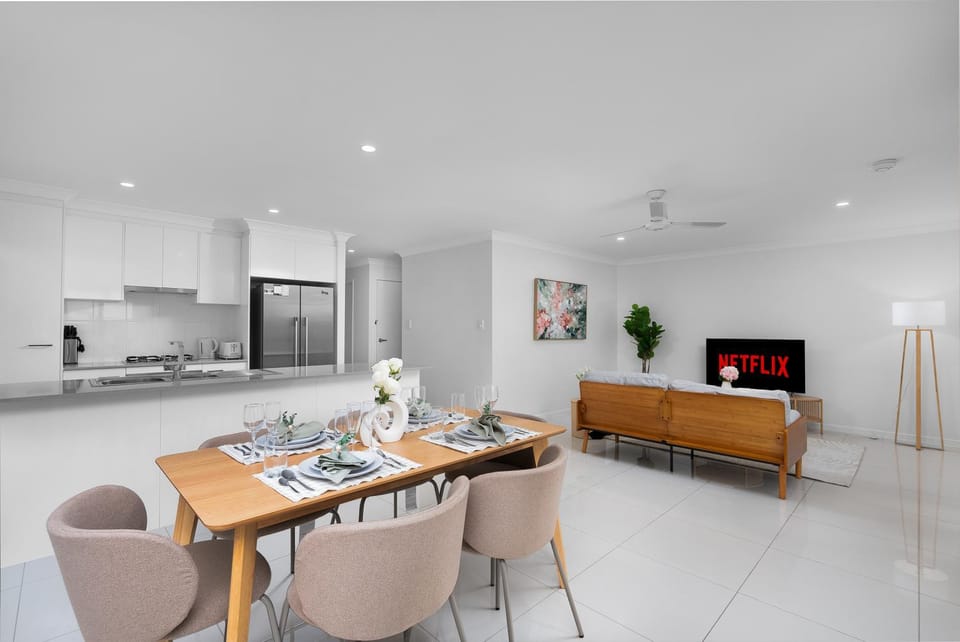 Stylish 3-Bedroom Duplex in Pİmpama, Close to M1 House in Pimpama