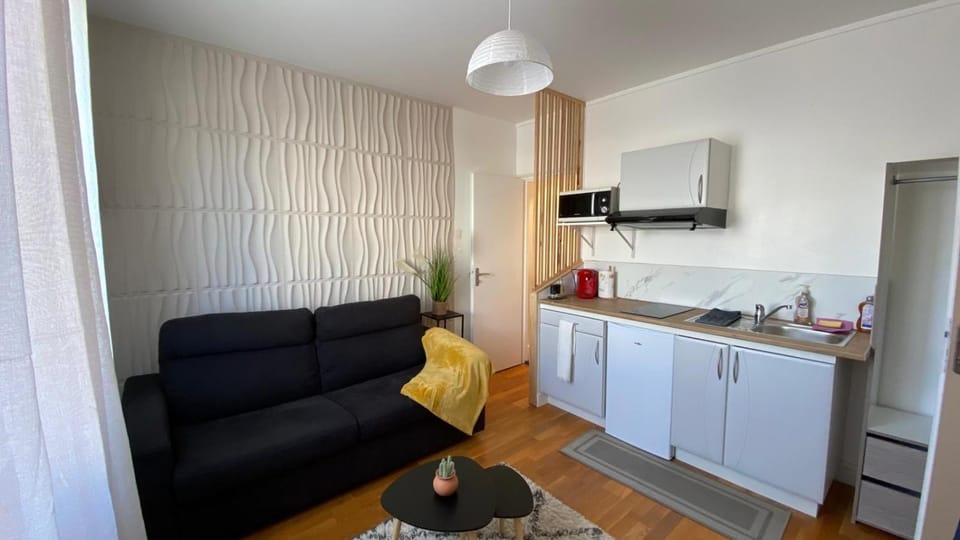Kitchen or kitchenette, Seating area, stove