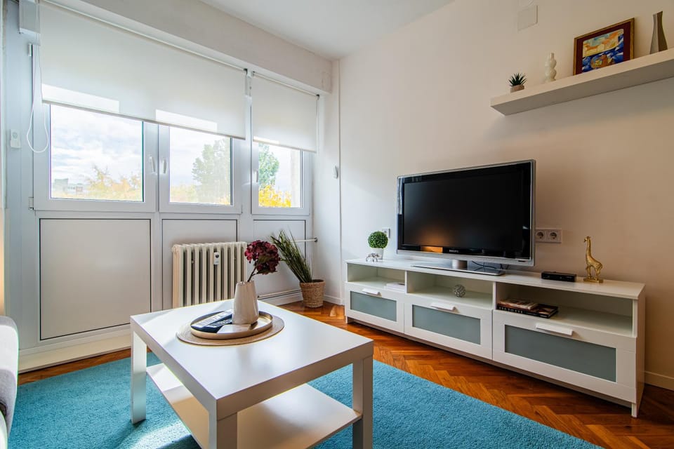 Restaurant/places to eat, TV and multimedia, View (from property/room), Decorative detail, Seating area