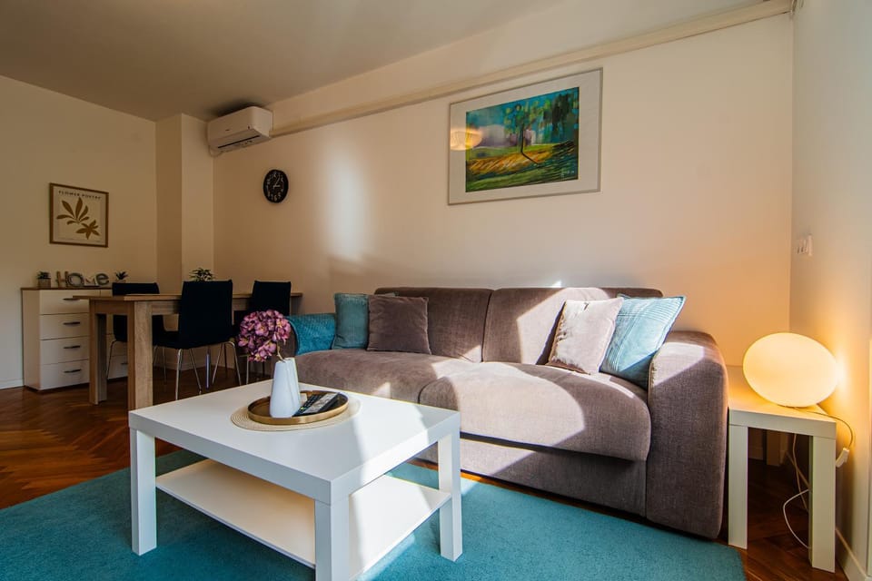 Day, Living room, Decorative detail, Seating area