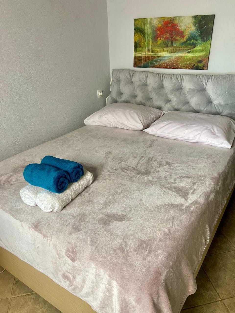 Bed, Photo of the whole room, Bedroom, towels