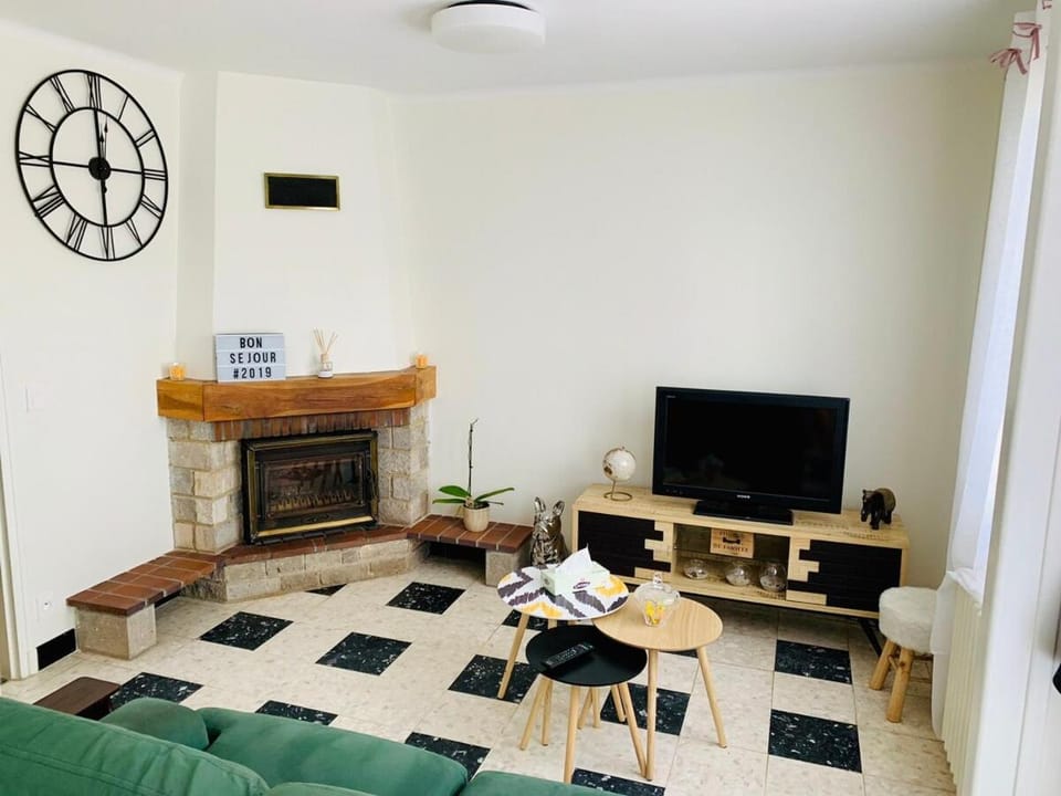 Communal lounge/ TV room, fireplace