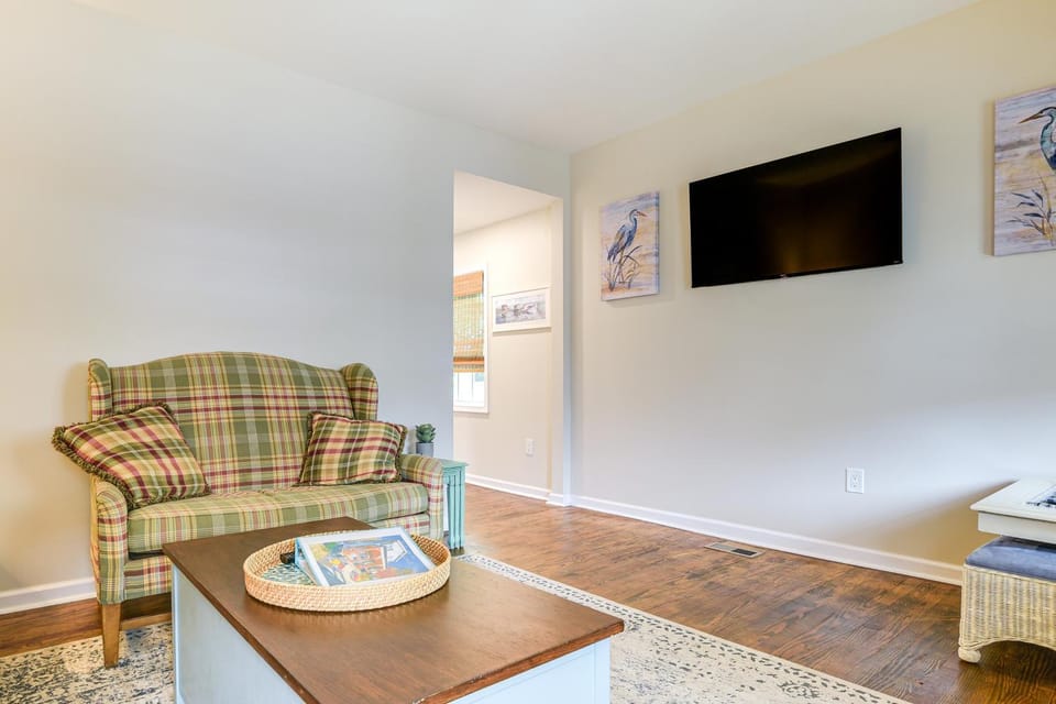 Walk to Town & River: Charming Home in North East! House in North East