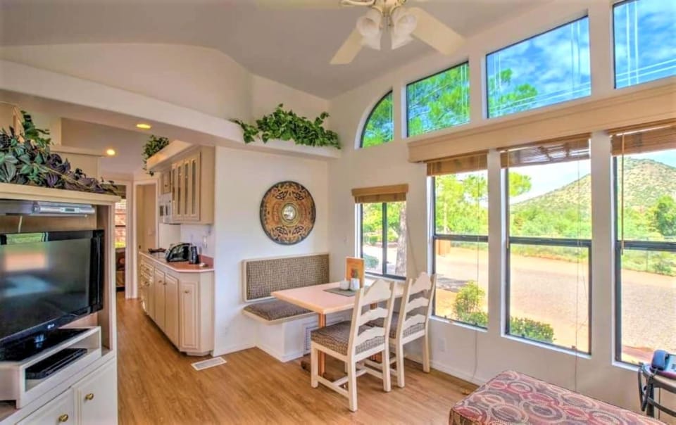 TV and multimedia, Kitchen or kitchenette, Dining area