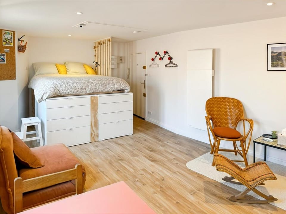 Bed, Living room, Photo of the whole room, Bedroom, wardrobe