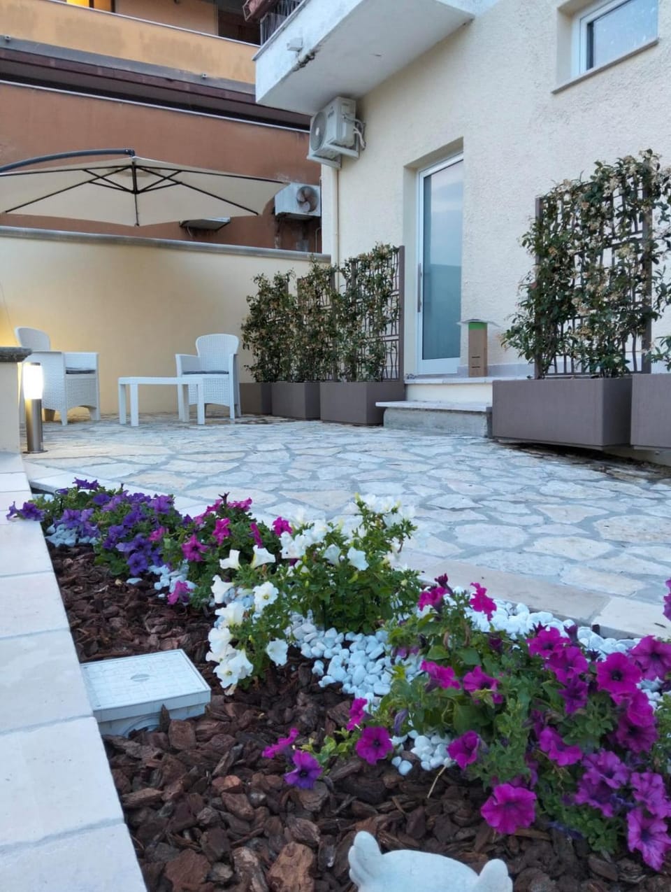 Property building, Patio, Balcony/Terrace