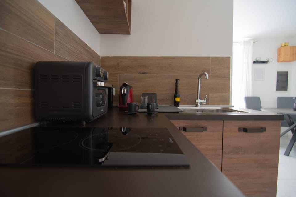 Coffee/tea facilities, oven, kitchen