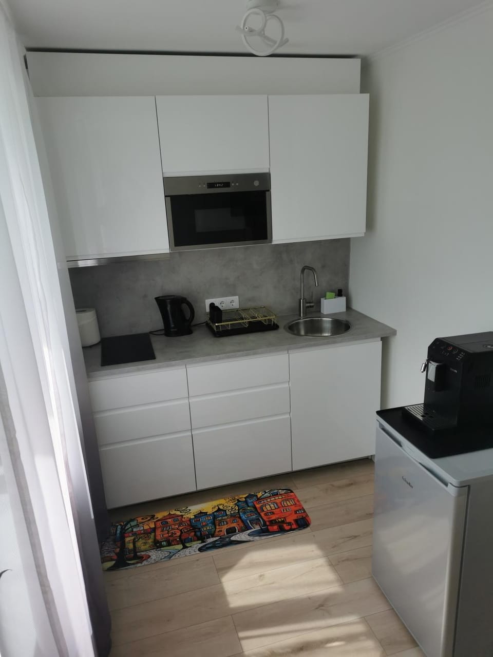 Coffee/tea facilities, Kitchen or kitchenette, stove