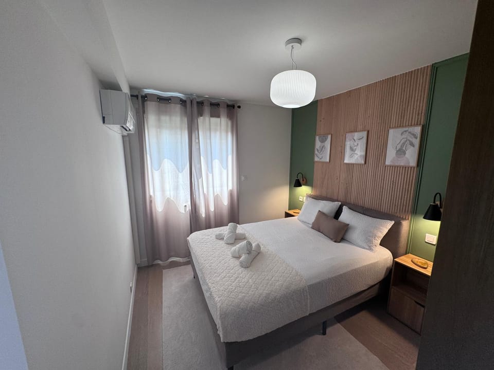 Bedroom, air conditioner