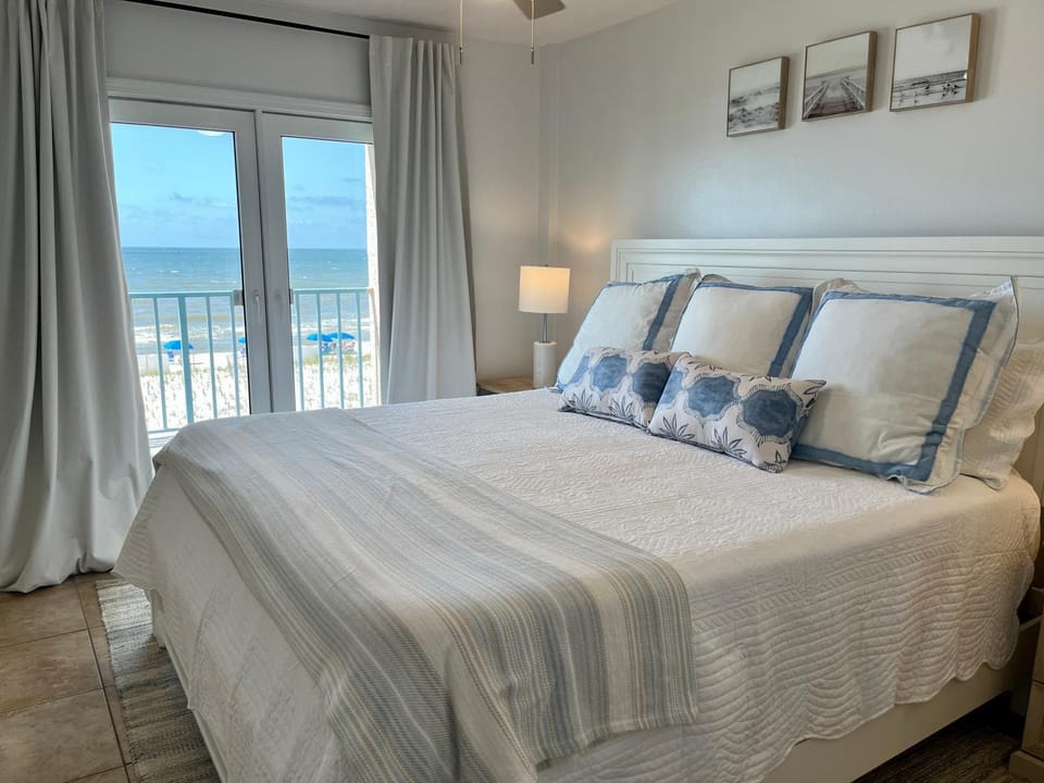 Bed, View (from property/room), Bedroom, Sea view