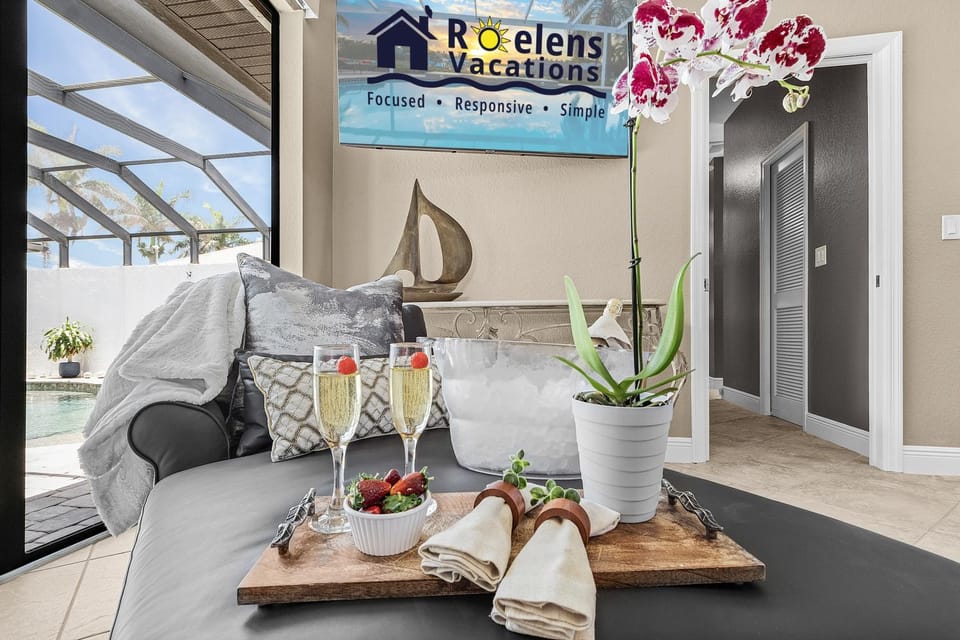 Privacy, Luxury and Relaxation, Heated Pool & Spa - Villa Courtyard - Roelens House in Cape Coral