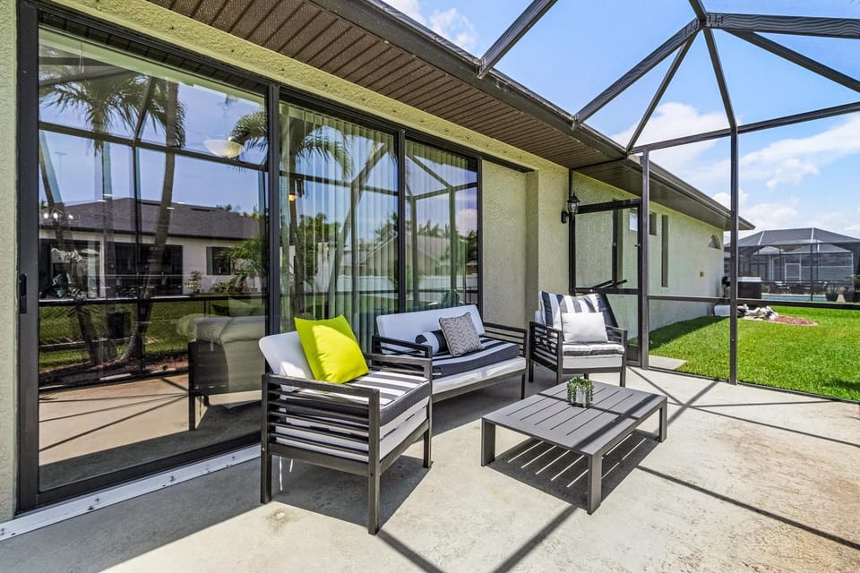 Privacy, Luxury and Relaxation, Heated Pool & Spa - Villa Courtyard - Roelens House in Cape Coral