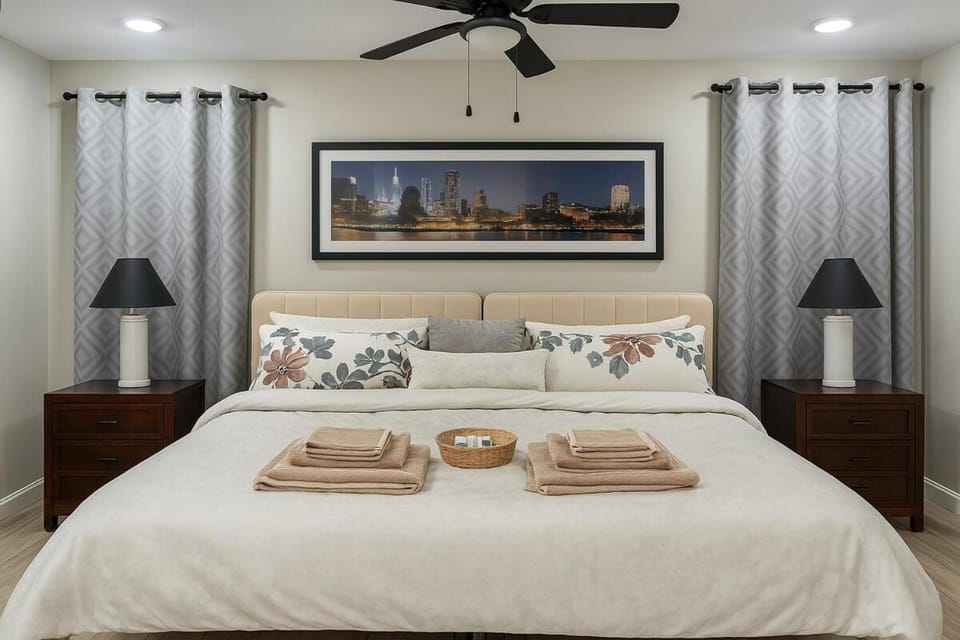 Bed, Bedroom, towels