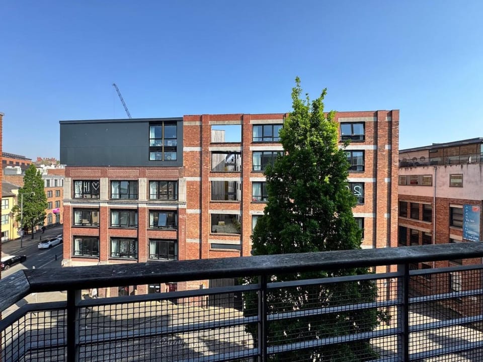 Balcony Free Parking Huge TV City Centre Apt Apartment in Liverpool