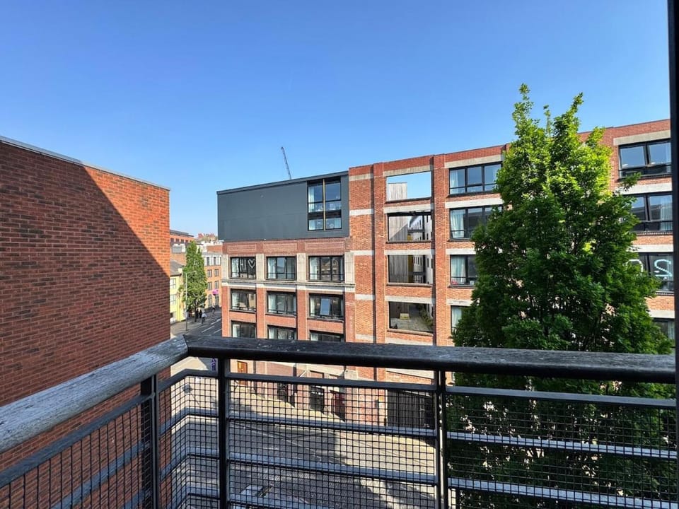 Balcony Free Parking Huge TV City Centre Apt Apartment in Liverpool