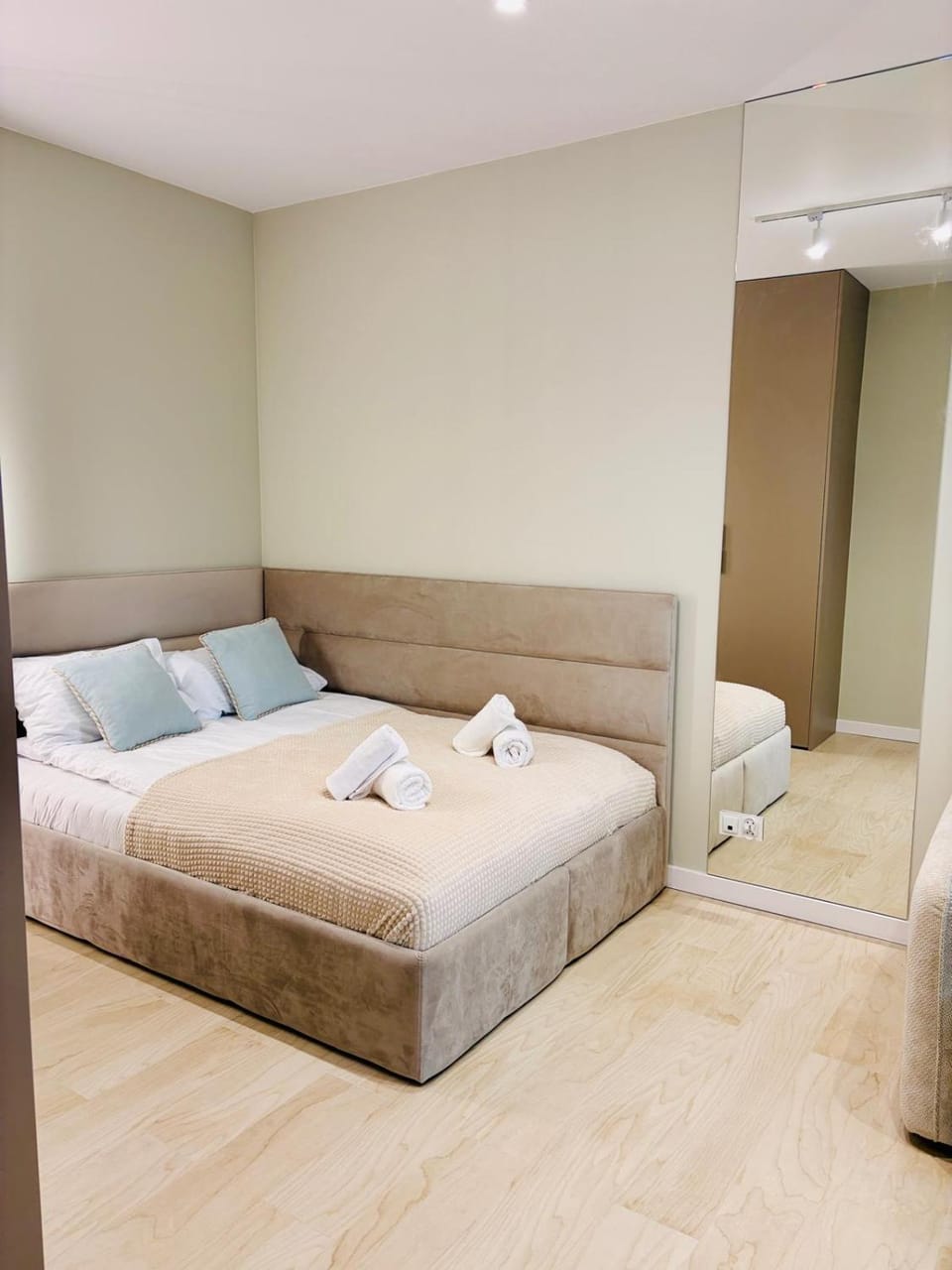 Bed, Photo of the whole room, Bedroom, towels