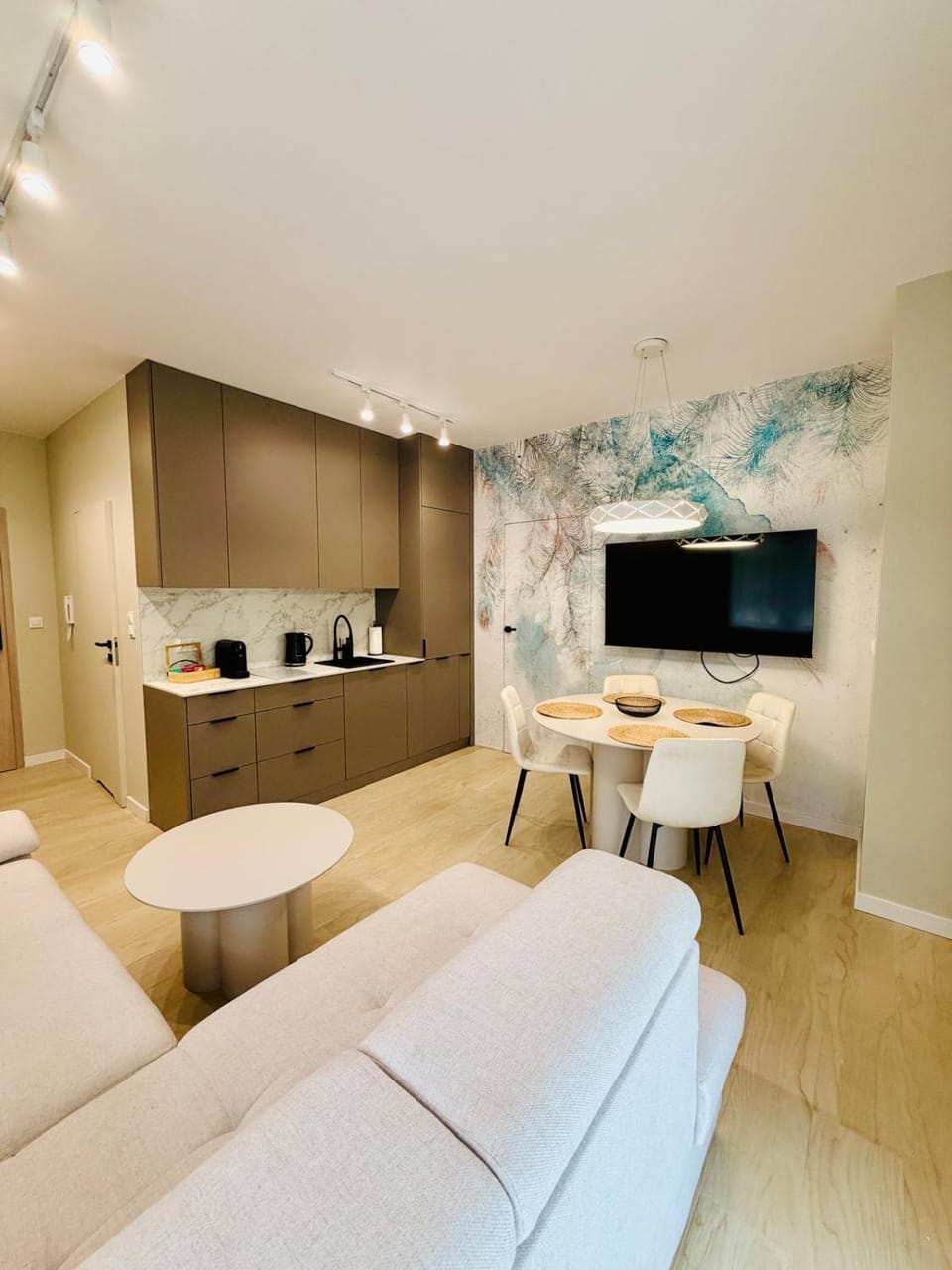 TV and multimedia, Coffee/tea facilities, Kitchen or kitchenette, Living room, Photo of the whole room, Seating area, Dining area, stove