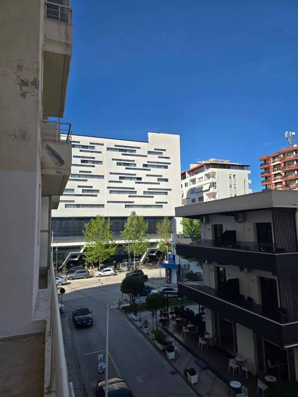 Property building, Day, Neighbourhood, City view, Street view, Location, Parking