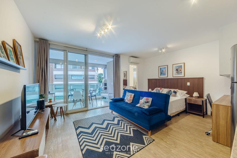 Bed, TV and multimedia, Bedroom