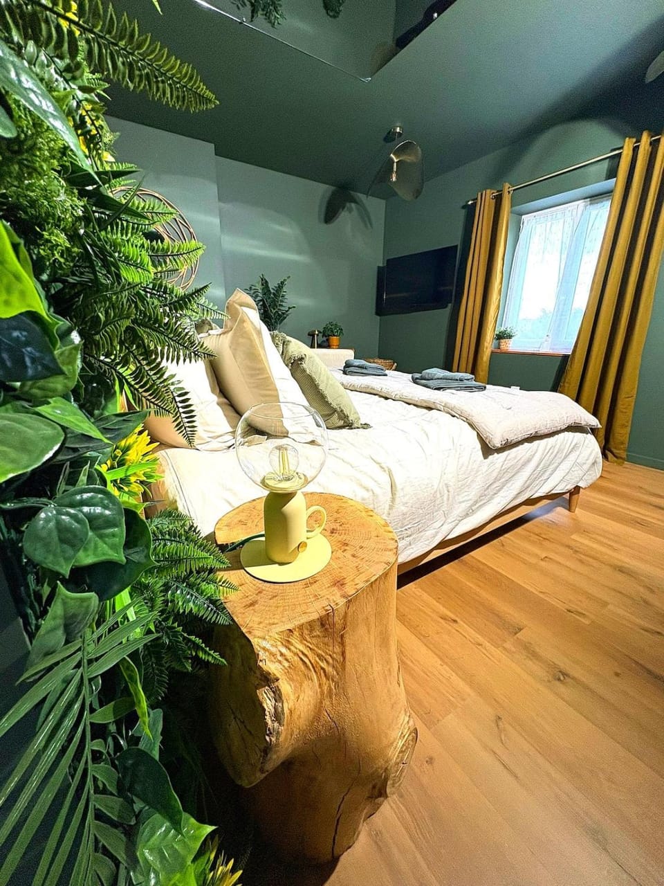 Bed, Photo of the whole room, Bedroom