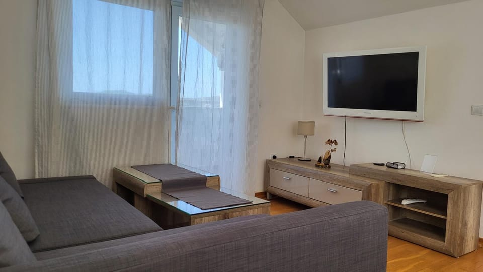 Communal lounge/ TV room, TV and multimedia, Living room, Seating area, Evening entertainment