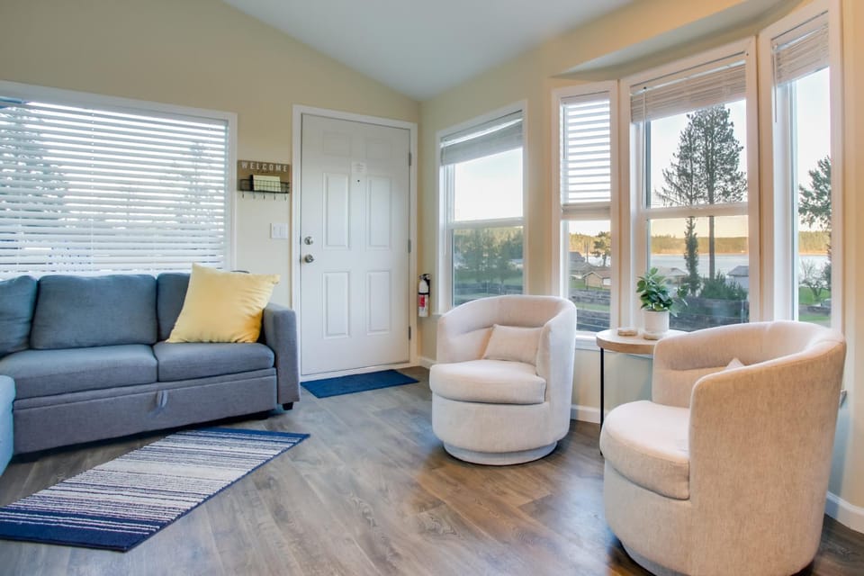 11 Mi to Port Townsend Ferry Cottage with View! House in Whidbey Island