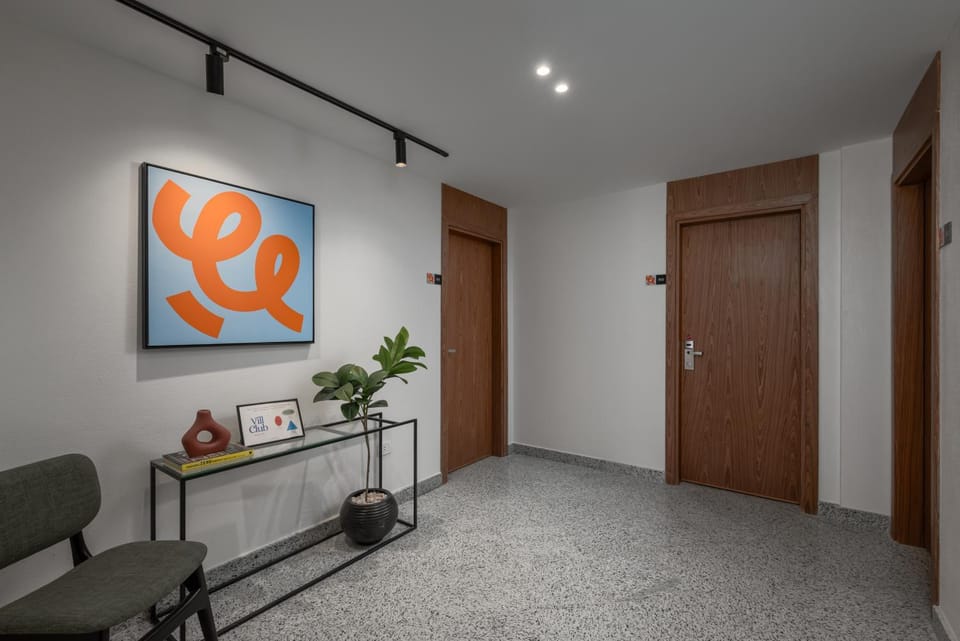 Property building, Facade/entrance, Seating area