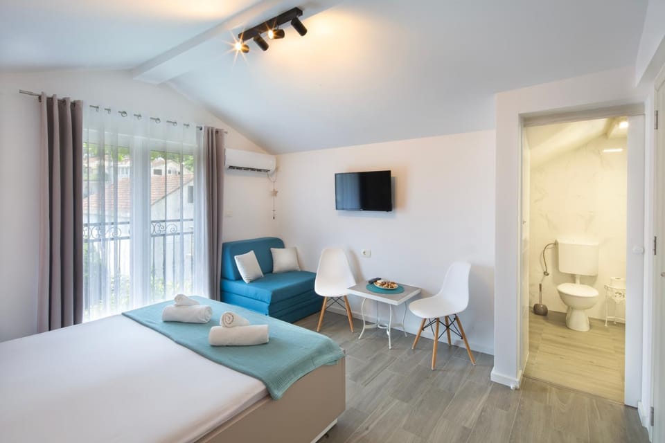 Bed, TV and multimedia, Photo of the whole room