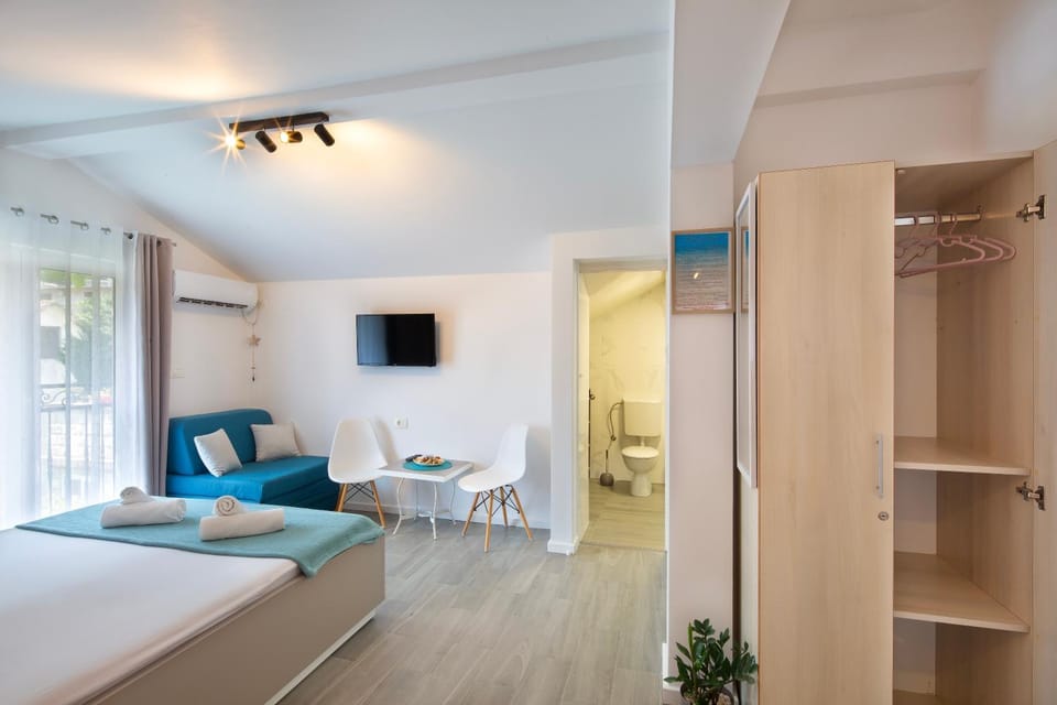 Bed, TV and multimedia, Kitchen or kitchenette, Photo of the whole room, Seating area, wardrobe