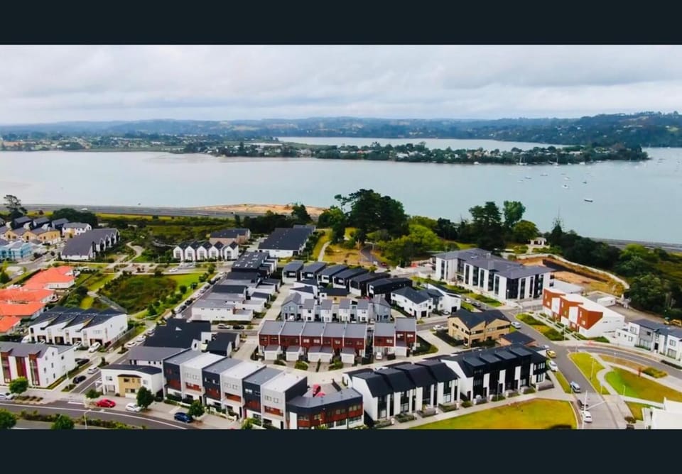 Nearby landmark, Bird's eye view, Location