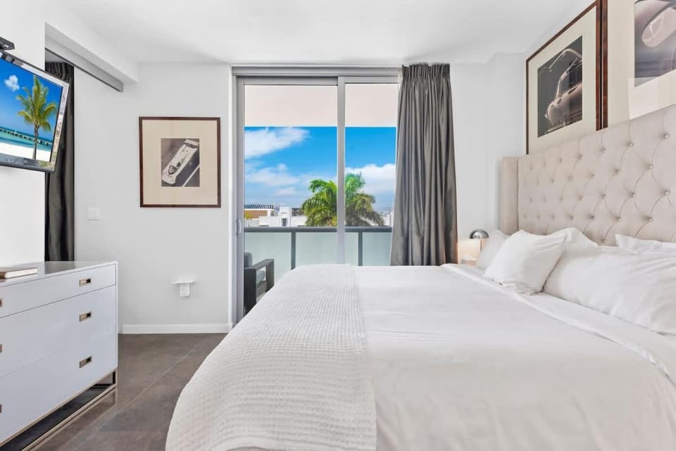 Large Beach Suite Rooftop Pool by Convention Center House in South Beach Miami